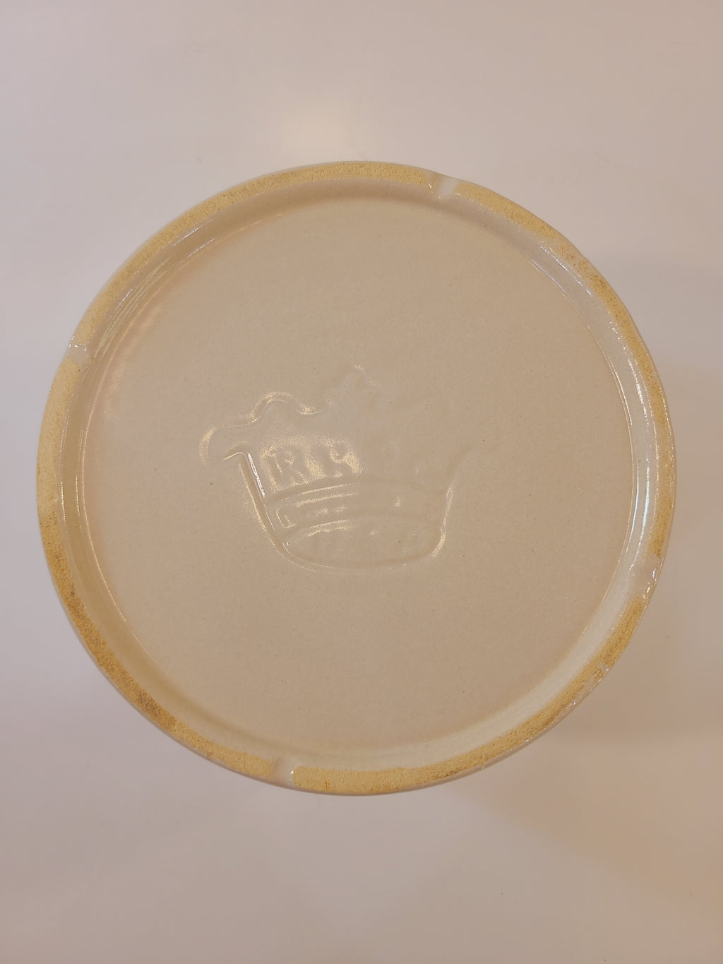 Bottom of vintage Robinson Ransbottom Pottery Off-white and Blue Crock showing makers mark.